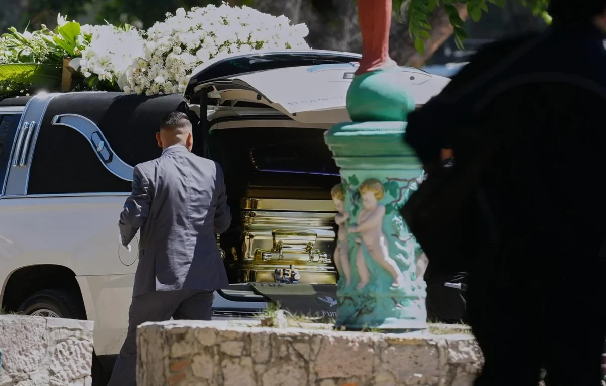 Мексиканского наркобарона Эль Менчо похоронили в золотом гробу
 