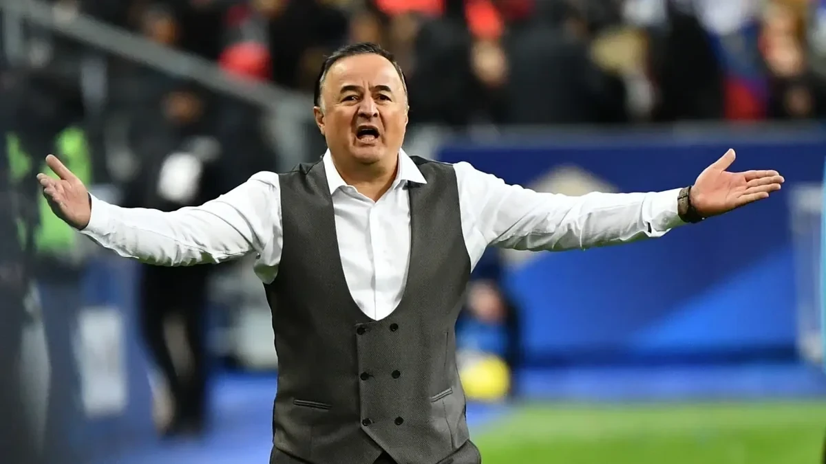 Турецкий тренер Энгин Фырат скончался в аэропорту
 