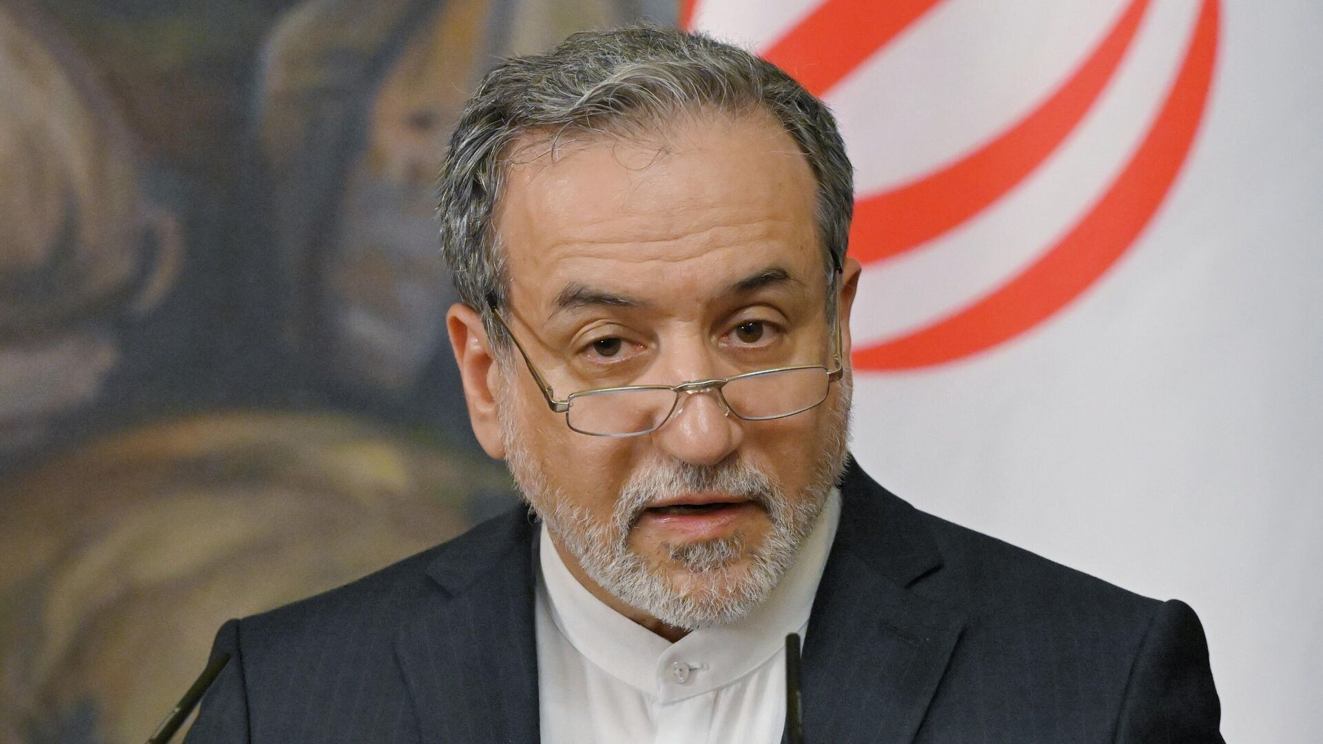 Глава МИД Ирана: вопрос переговоров с США вряд ли будет «на столе»
 