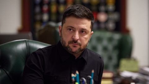 Очередной раунд трехсторонних переговоров откладывается: Зеленский назвал причину
 