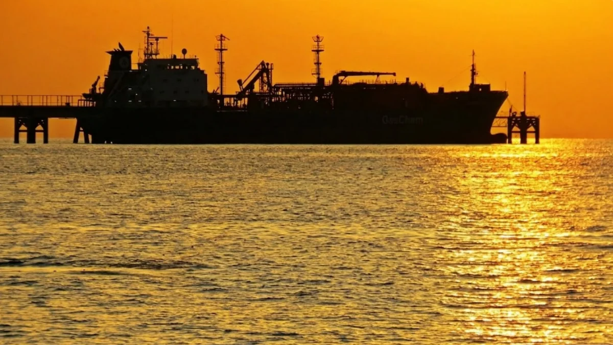 Нефтекомпании потеряли более $15 млрд из-за закрытия Ормузского пролива
 