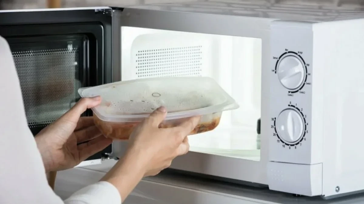 Врач предупредил об опасности разогрева еды в пластиковых контейнерах
 