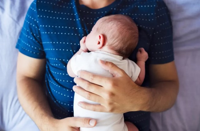 Психолог назвала признаки послеродовой депрессии у отцов
 