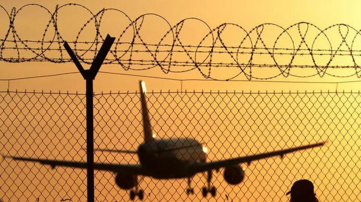 ОАЭ продлили частичное закрытие воздушного пространства
 