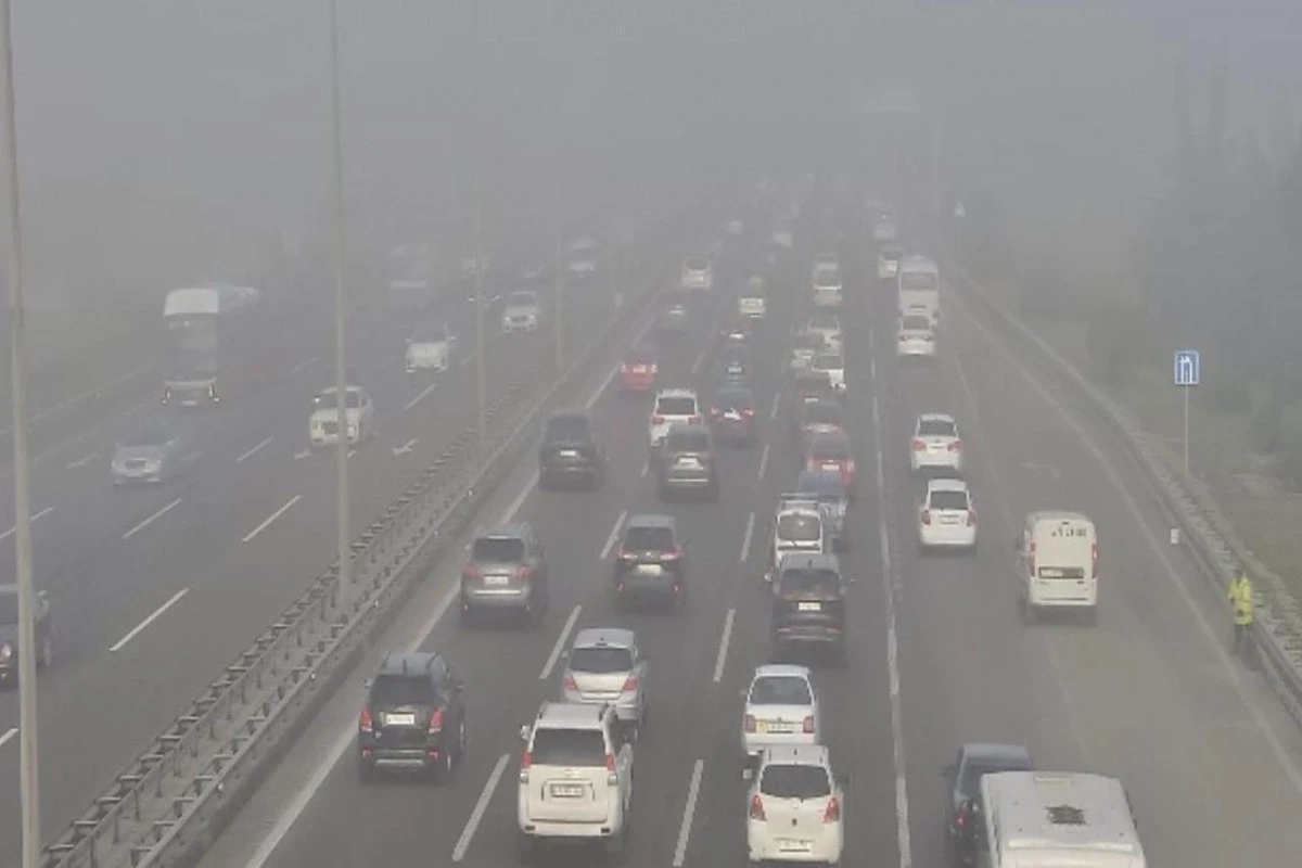 Водителям в Азербайджане рекомендуют соблюдать осторожность: на дорогах ожидается туман
 