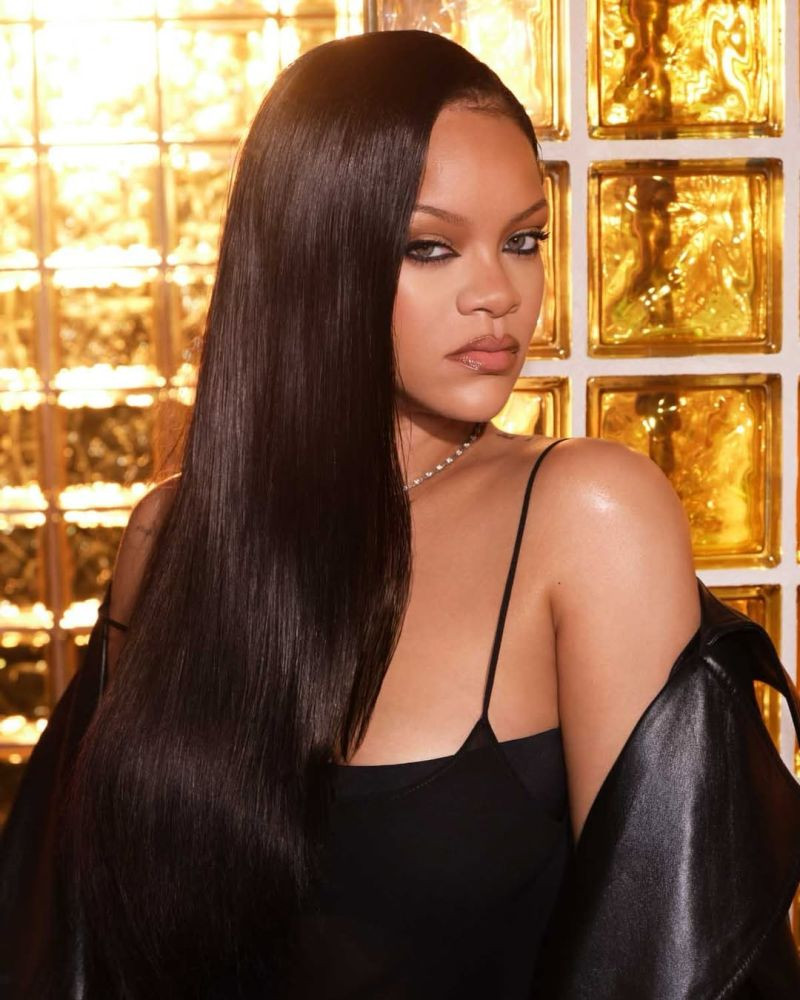 Рианна выложила фото в топе с выглядывающим бюстгальтером
 