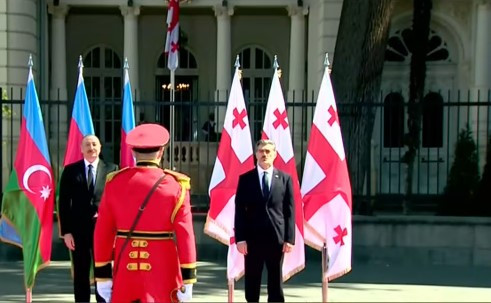 В Тбилиси проходит церемония официальной встречи Президента Ильхама Алиева - ВИДЕО
 