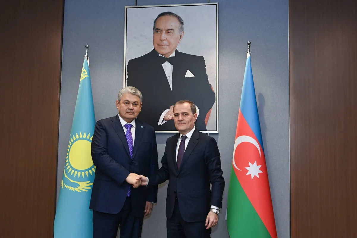 Байрамов и Кошербаев обсудили реализацию ключевых транзитных проектов
 