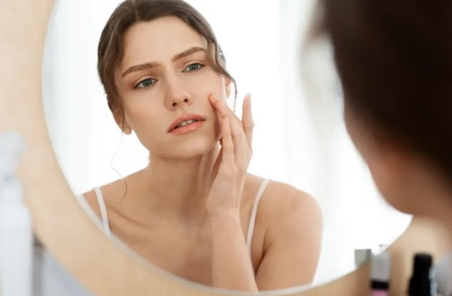 Дерматолог назвала ошибки в уходе, приводящие к ранним морщинам
 