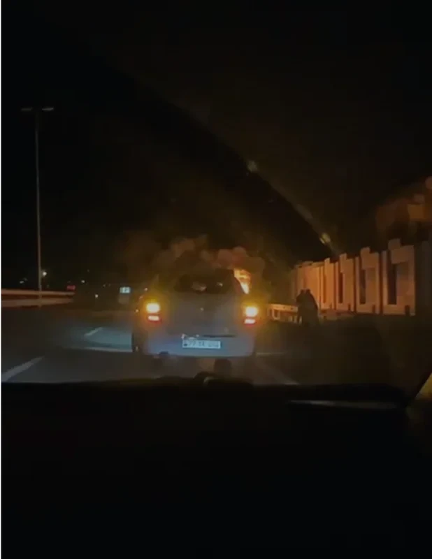 Смертельное ДТП в Баку: Toyota загорелась после столкновения с грузовиком - ВИДЕО