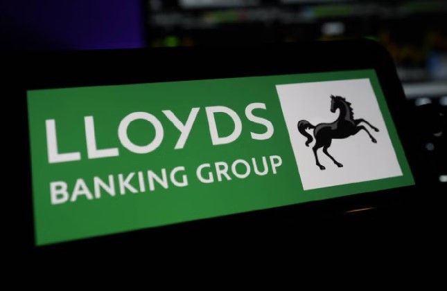 Крупный британский банк подключил ИИ-бота к совету директоров
 