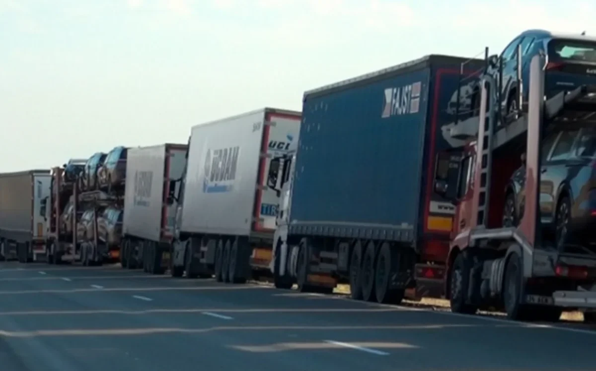 AYNA: На таможенном посту Красный мост проезда ждут 800 грузовых автомобилей
 