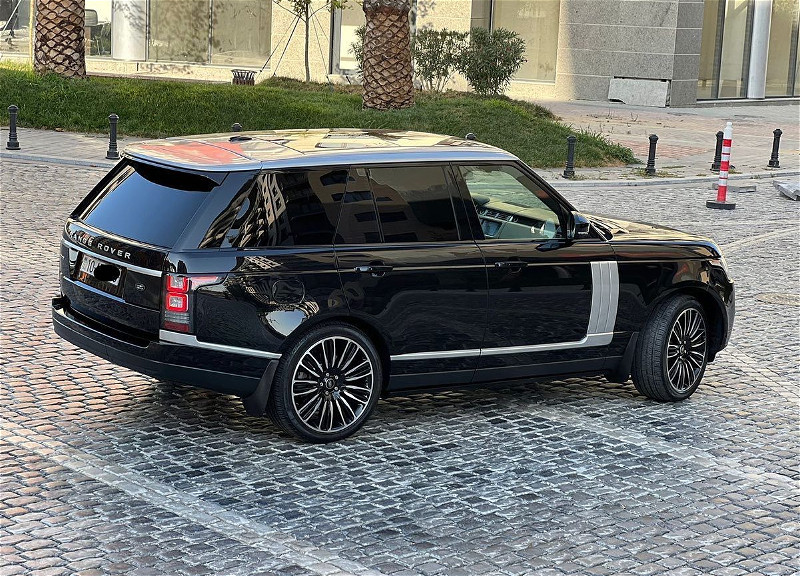 В Баку злоумышленник угнал с автомойки Range Rover и попал в ДТП
 