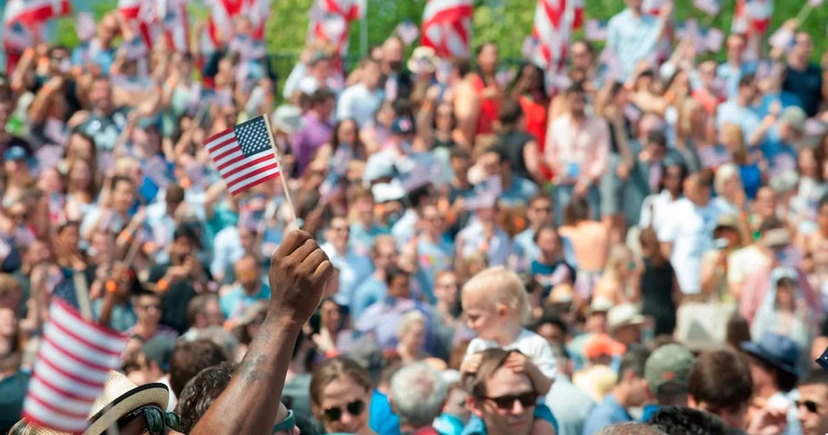 Опрос: Работу Трампа одобряют менее 40% американцев
 