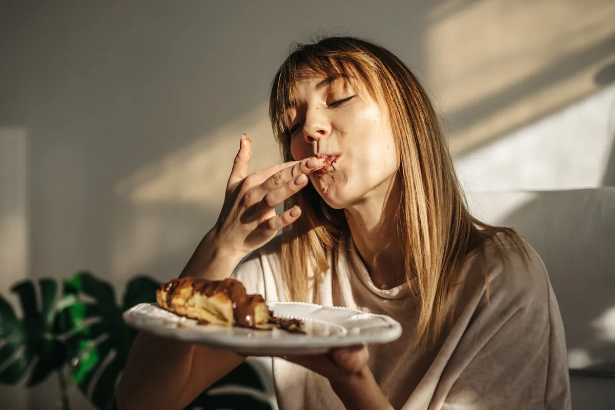 Названа неожиданная причина желания съесть сладкое
 