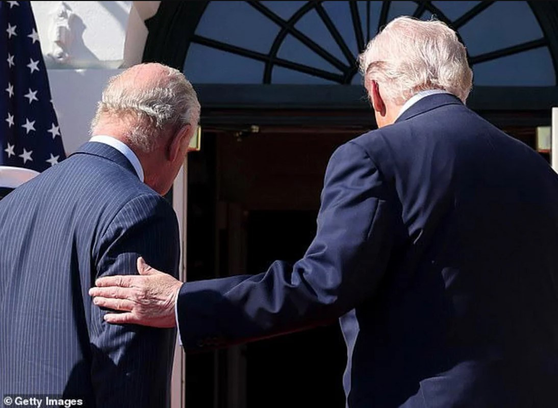 Вопреки протоколу: Трамп похлопал короля по плечу
 