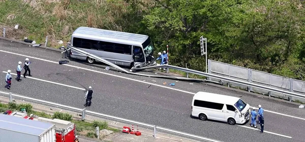В Японии в ДТП со школьным автобусом пострадали 26 человек
 