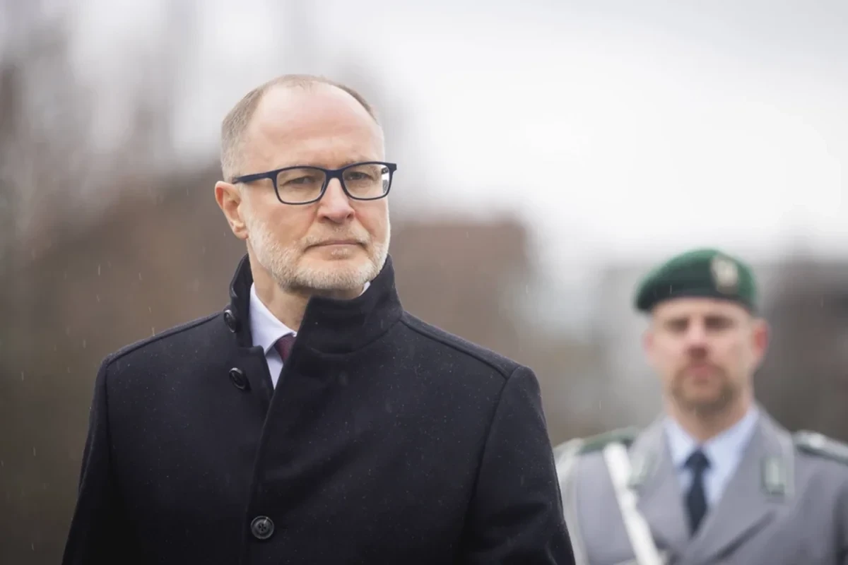 На пресс-конференции в Латвии разгорелся скандал: глава МО раскритиковал премьера
 