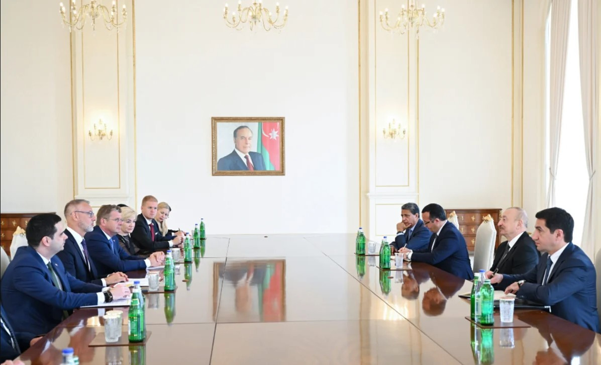 Президент Азербайджана принял делегацию во главе с председателем Нацсовета Словакии - ФОТО
 