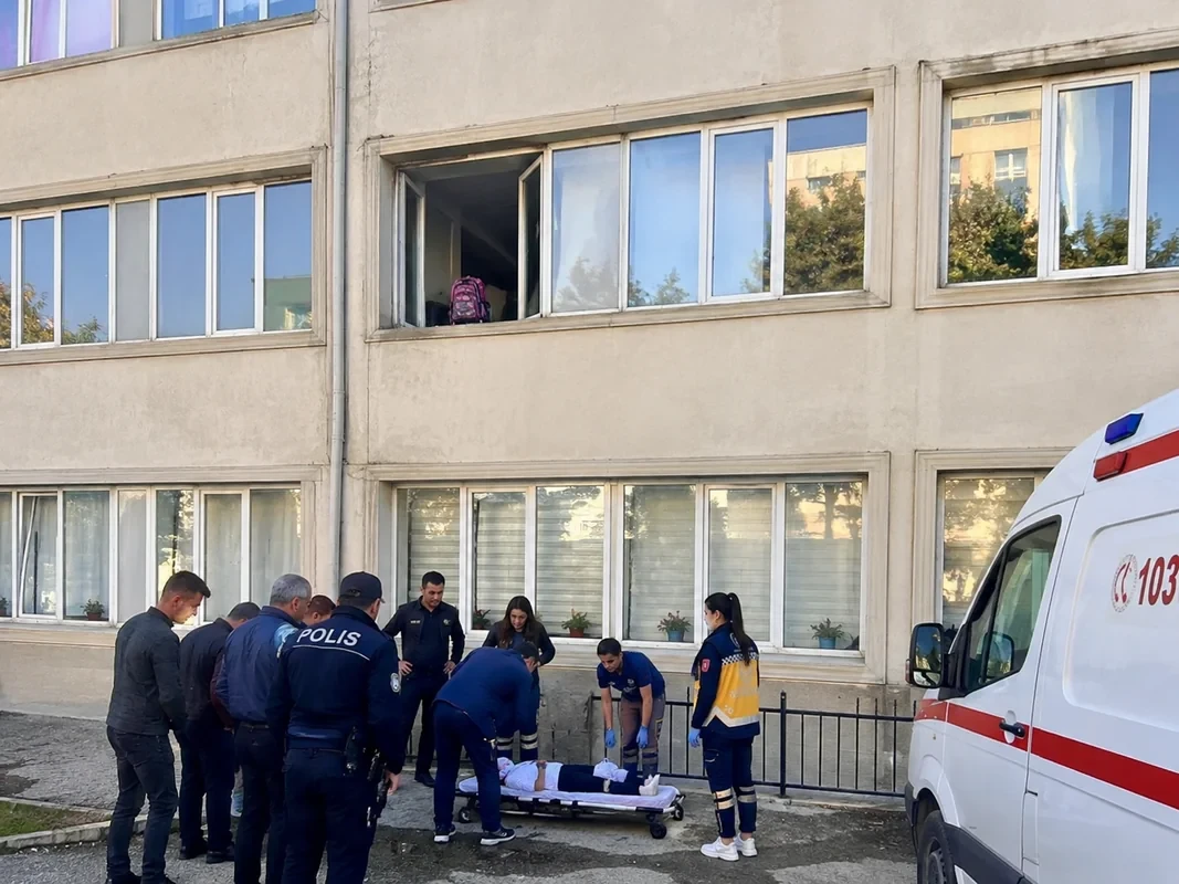 Ученик 11-го класса выпал из окна школы в Баку: начато расследование
 