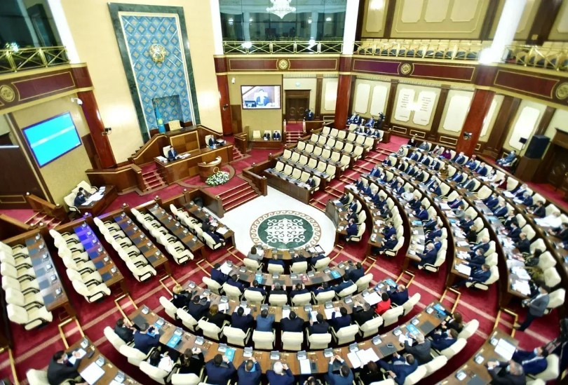 Парламент Казахстана законы о президенте страны и статусе Астаны
 