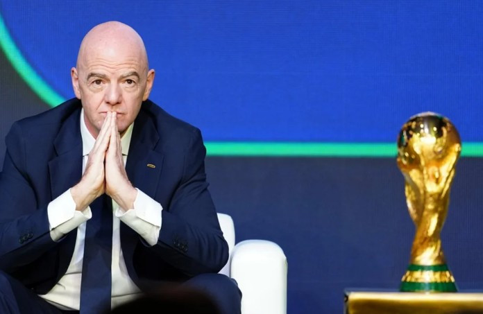 Президент ФИФА передал Кубок мира премьер-министру Канады
 