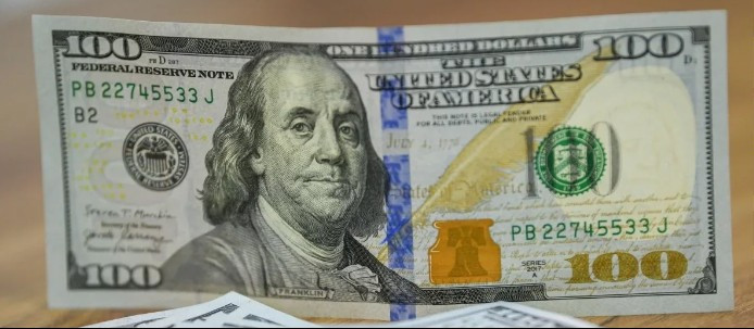 СМИ: Доллар снижается на фоне новостей о сделке между США и Ираном
 