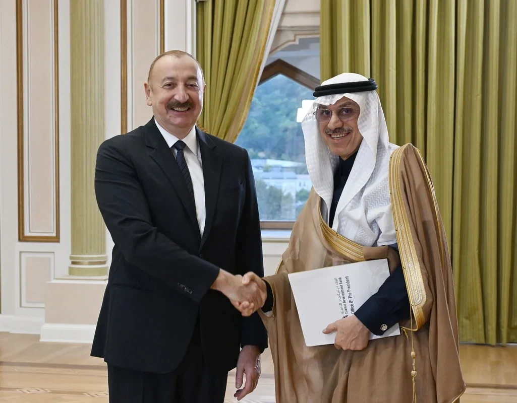 Ильхам Алиев наградил председателя IsDB орденом 'Достлуг'
 