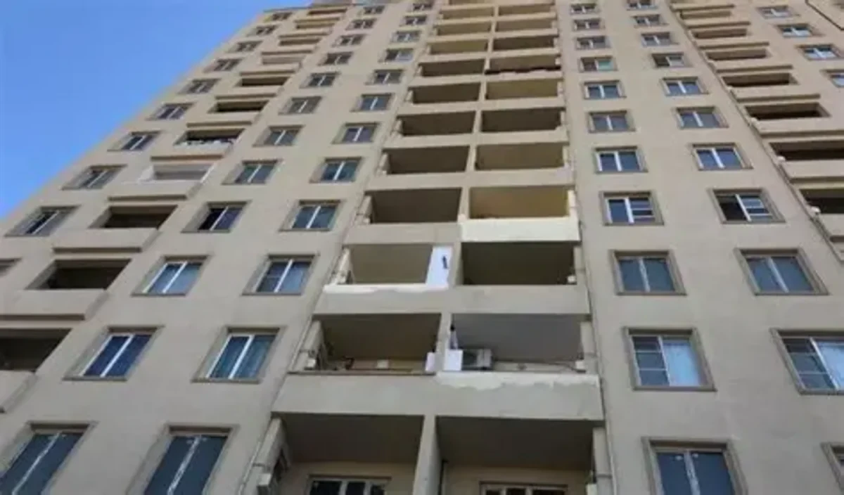 В Баку 19-летняя девушка упала с балкона
 
