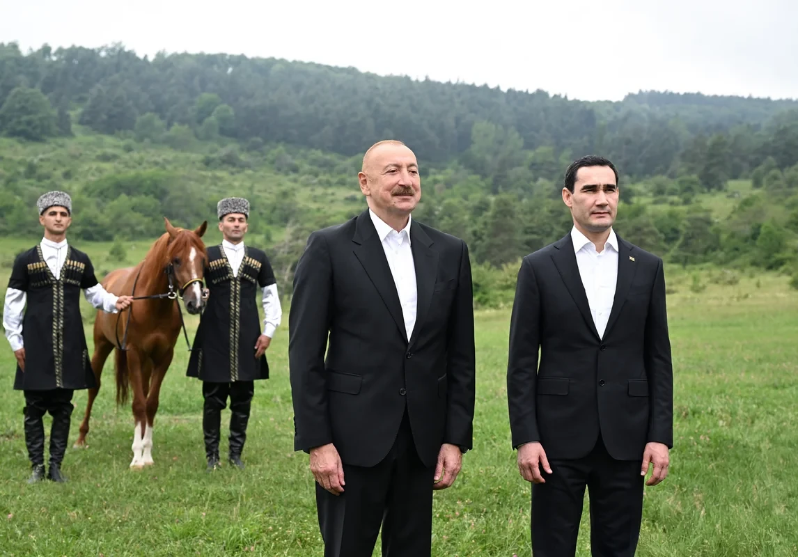 Президенту Туркменистана преподнесен в дар карабахский скакун - ФОТО
 