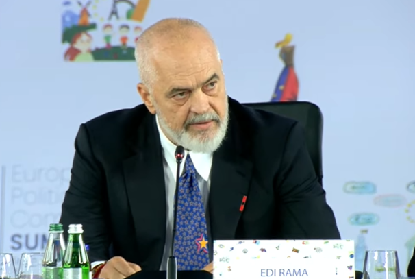 Премьер Албании отверг обвинения в коррупции 
 