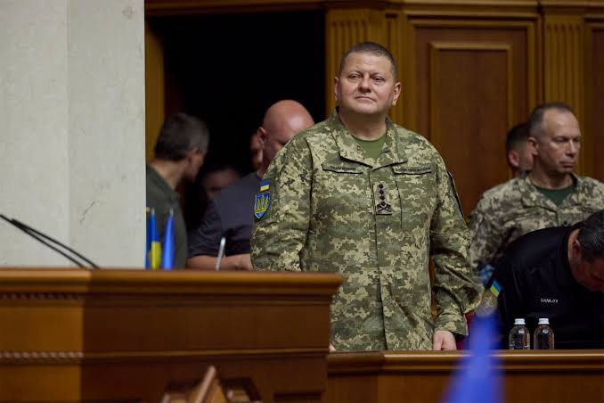 Залужный заявил Зеленскому о намерении участвовать в выборах президента
 