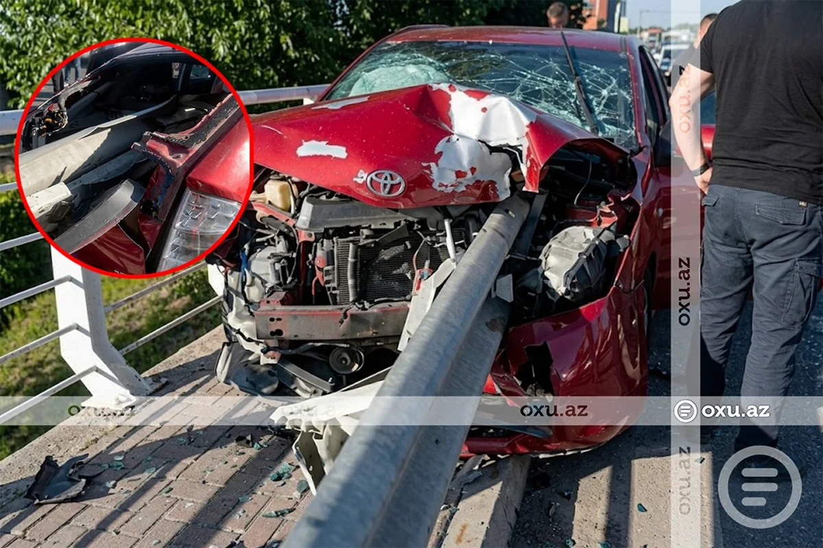 Смертельное ДТП в Баку: металлическое ограждение насквозь пронзило Toyota Prius - ВИДЕО