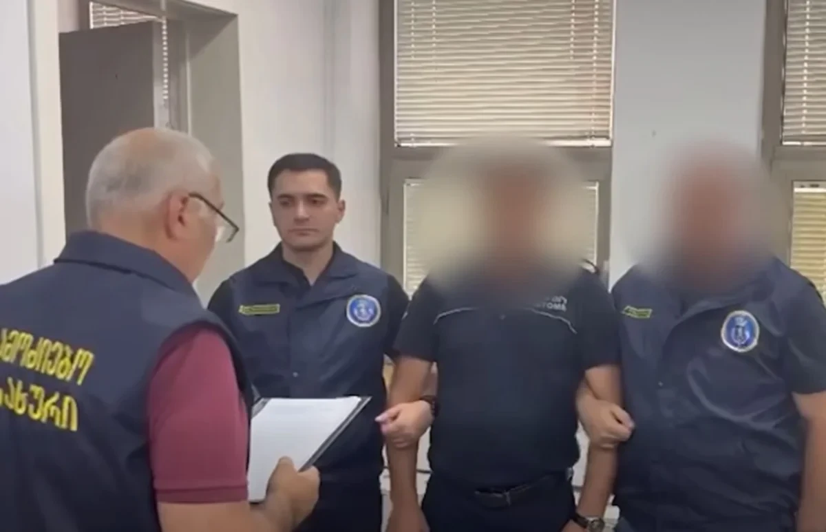 Начальник смены на КПП 'Красный мост' в Грузии задержан за взятку
 