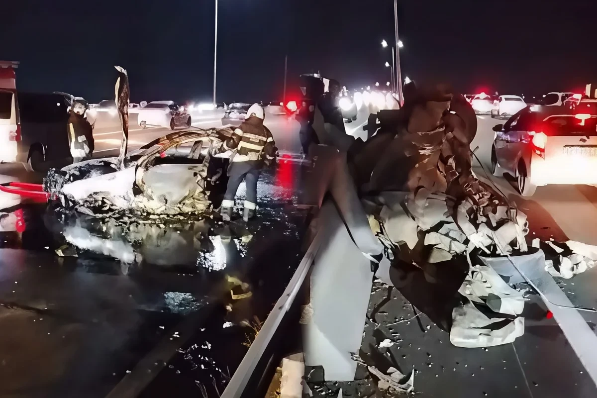 Тяжелое ДТП в Баку: автомобиль разорвало на части, есть пострадавший
 