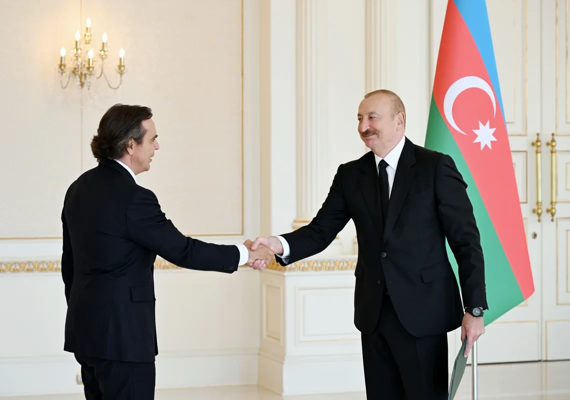 Президент Ильхам Алиев принял верительные грамоты новоназначенного посла Бразилии в Азербайджане - ФОТО
 