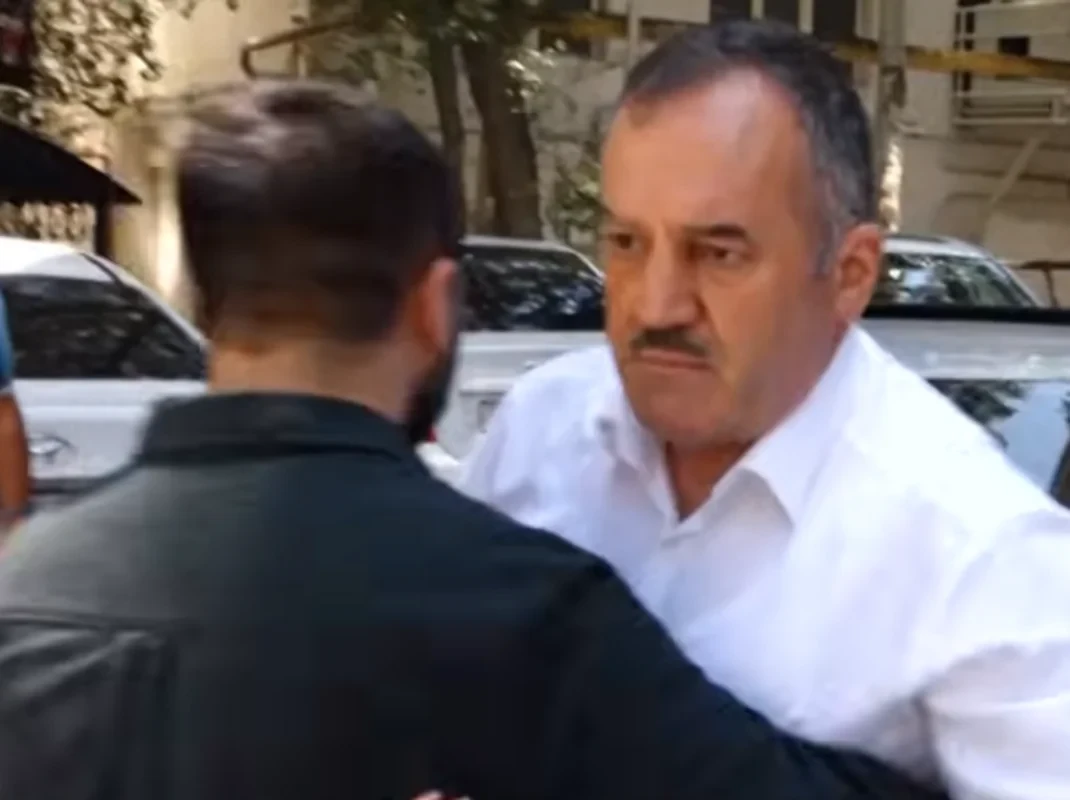 Руководитель клиники напал на журналистов: сотрудник Baku TV получил травму - ВИДЕО
 