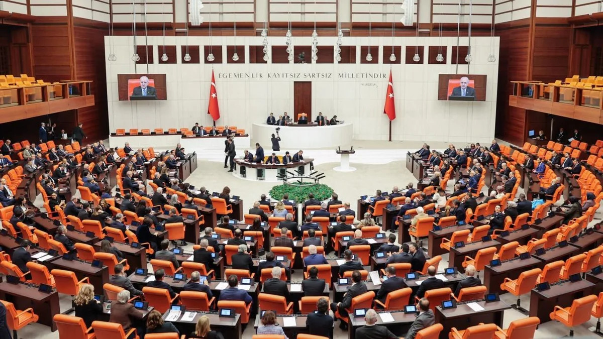 В парламенте Турции предложили повысить минимальную пенсию
 