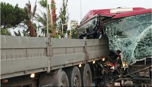 Автобус в Баку врезался в припаркованный грузовик: появились подробности ДТП
 