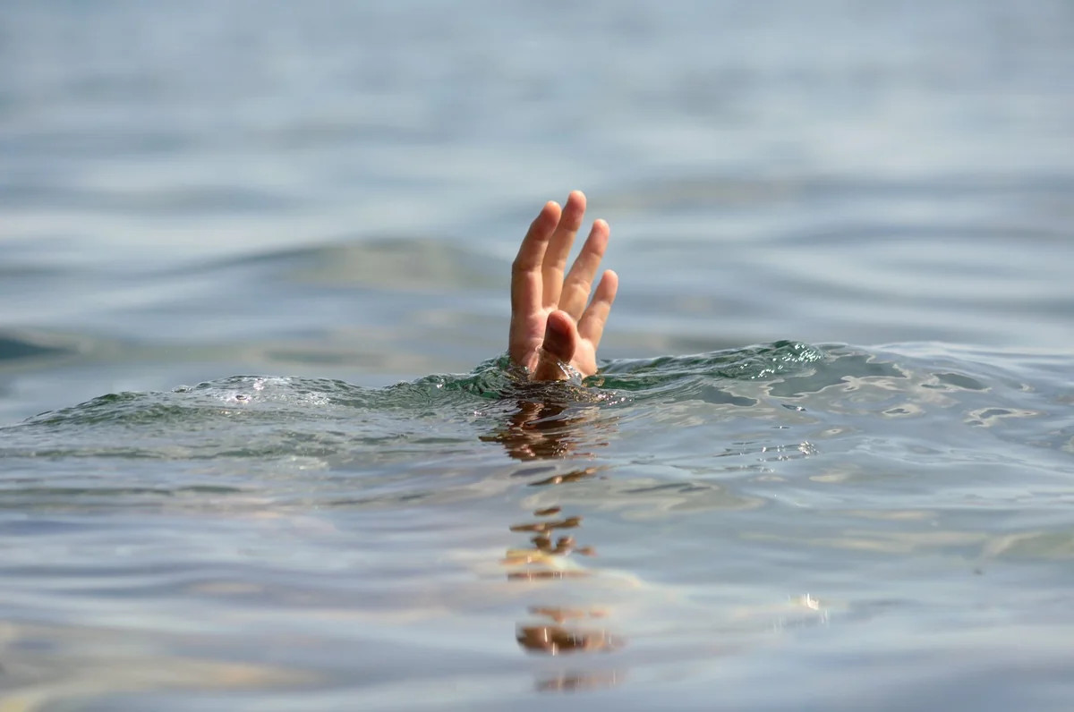В Бузовне двое утонули в море, 17-летнюю девушку удалось спасти
 