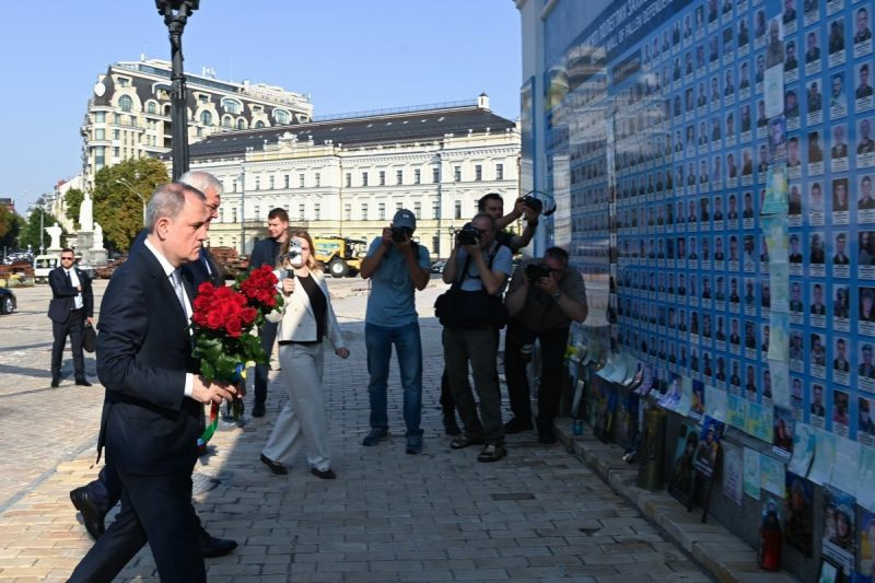 Джейхун Байрамов посетил мемориал памяти защитников Украины, погибших в войне 
 