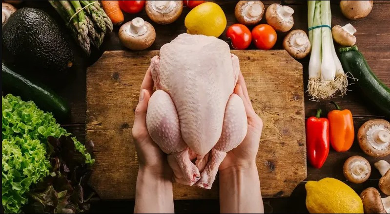 Врач рассказала, какие части курицы лучше выбросить
 