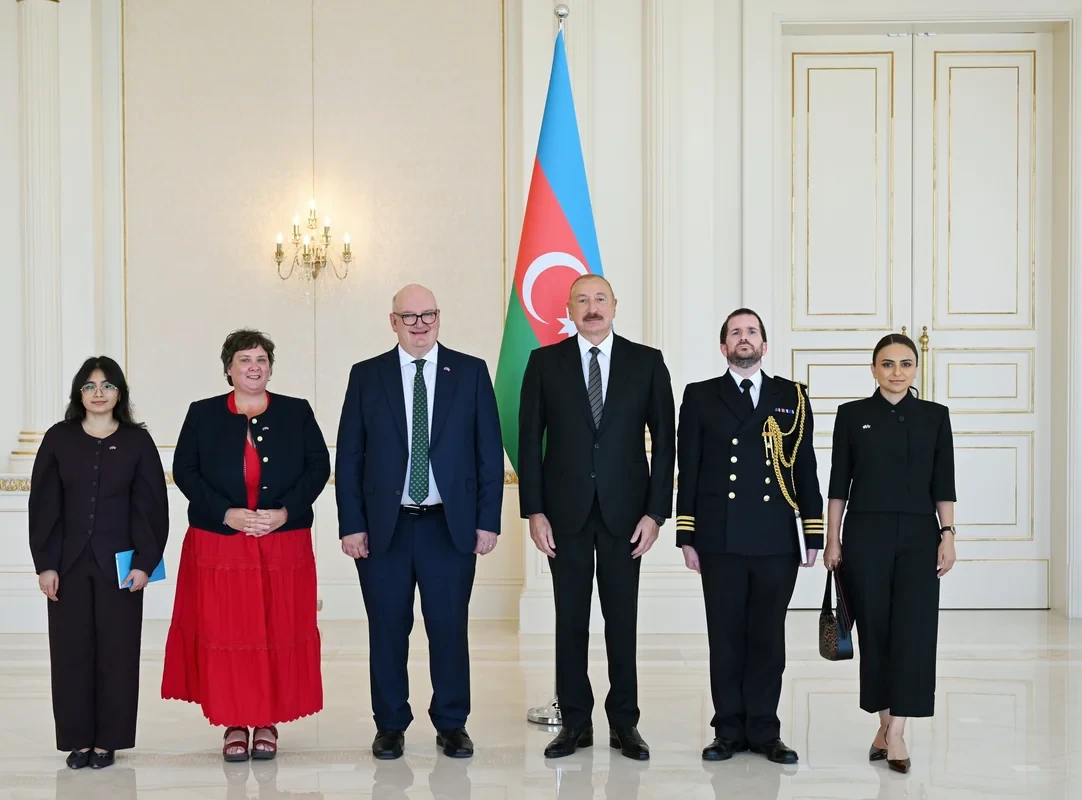 Президент Ильхам Алиев принял верительные грамоты новоназначенного посла Великобритании в Азербайджане - ФОТО
 