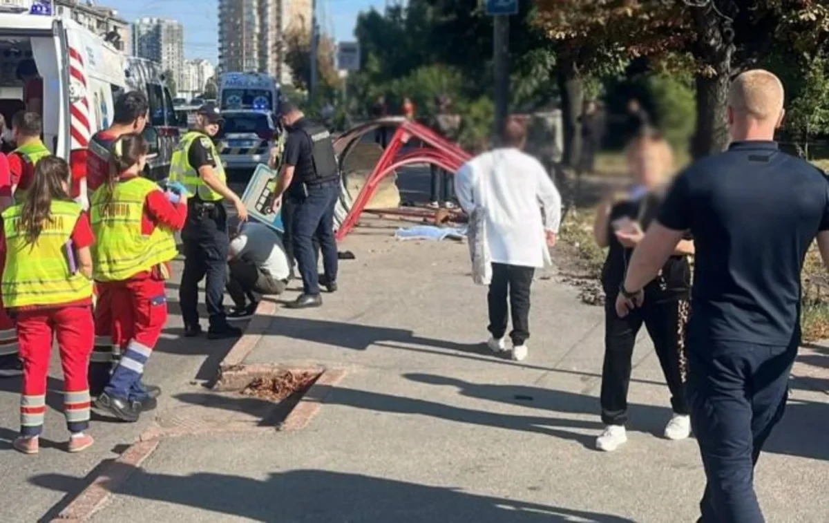 В Киеве автомобиль на скорости влетел в остановку с людьми, есть погибшие
 