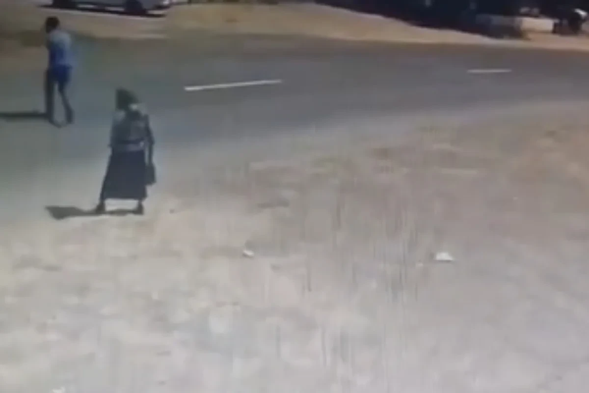 В Сальяне мужчина погиб на глазах у матери, пытаясь перебежать дорогу: момент попал на ВИДЕО
 