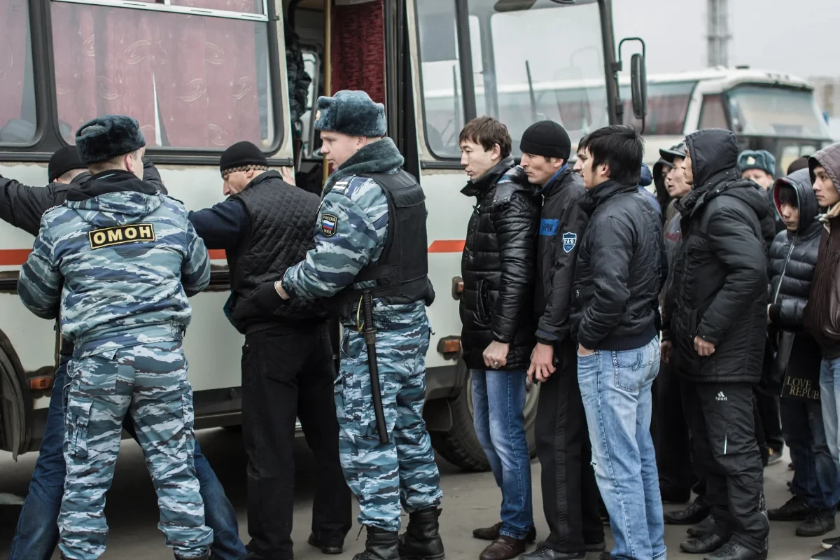 В центре Петербурга силовики провели масштабный рейд во время пятничного намаза - Видео
