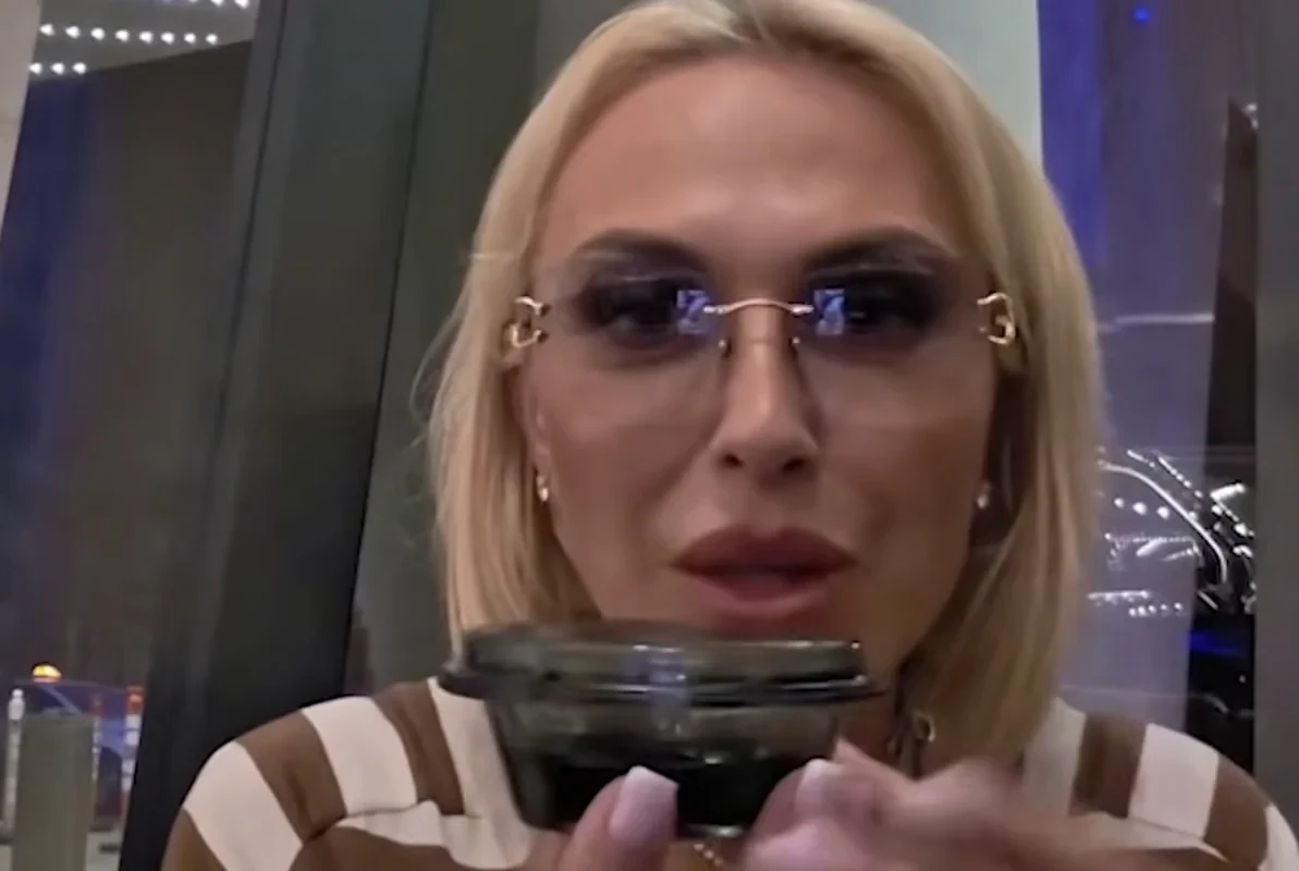 В Баку туристке под видом натуральной икры продали искусственную? - ВИДЕО
 